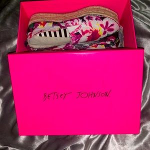 Betsey Johnson: Flouncee Blk Floral 9 1/2